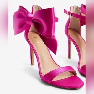 Ankle Bow heeled Sandal. Size 7 none berry